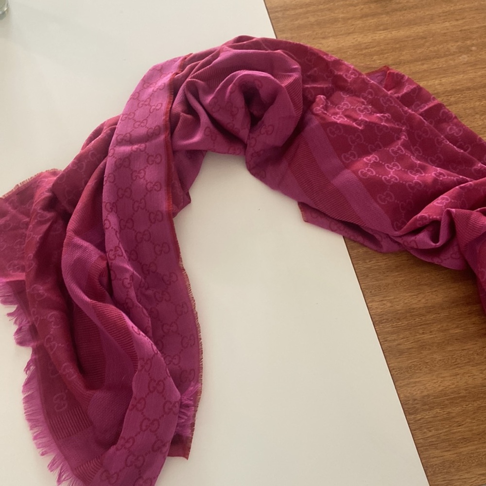 Authentic pink gucci scarf - Picture 4 of 4